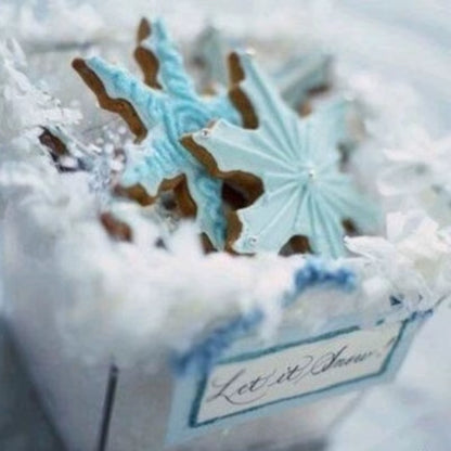 5-Piece Stainless Steel Snowflake Cookie Cutter Set - Perfect for Christmas Baking and Fondant Decorating!