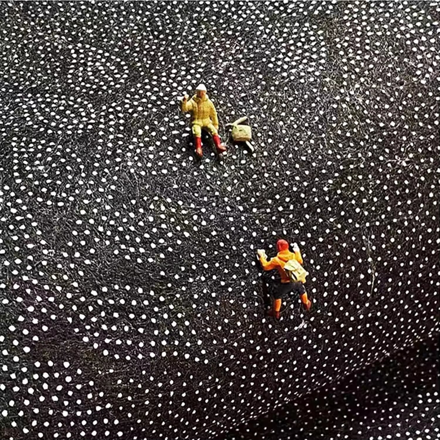 VIKAMA Festive Red and White Round Carpet with 3D Embroidery - Anti-Slip Short Pile Christmas Decoration